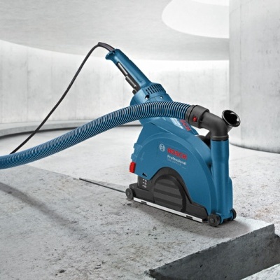 Máquina de corte Bosch para concreto azul em ambiente branco de cimento