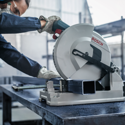 Serra de disco BOSCH a cortar tubo metálico com operador usando proteção