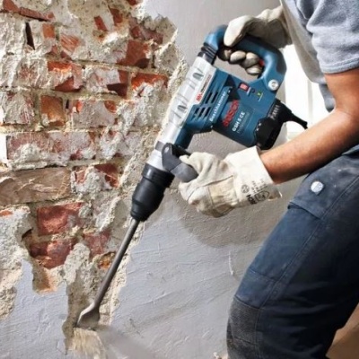 Martelo perfurador elétrico Bosch a ser usado para quebrar parede de tijolos