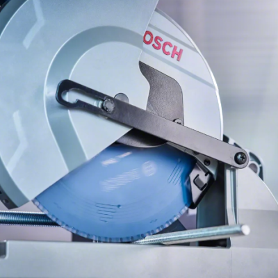 Serra de corte circular Bosch com lâmina azul e corpo metálico cinza