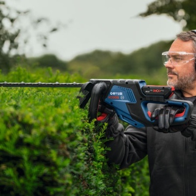 Homem a cortar sebe com tesoura elétrica OXTIS