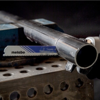Serra de fita Metabo a cortar tubo metálico prateado