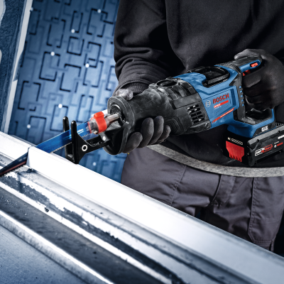 Serra tico-tico eléctrica Bosch a cortar moldura branca