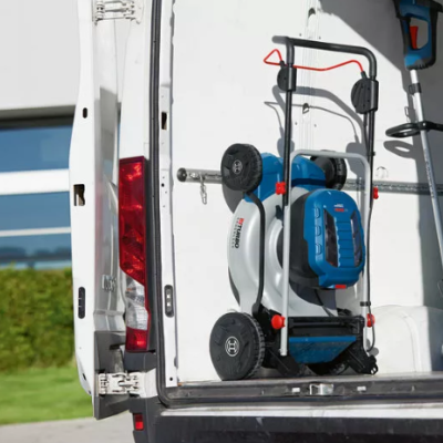 Carrinho de transporte dobrável com rodas na carrinha aberta