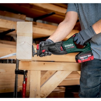 Serra sabre Metabo a cortar madeira numa oficina