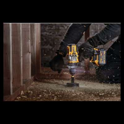 Broca elétrica sem fios amarela e preta em uso numa parede de madeira.