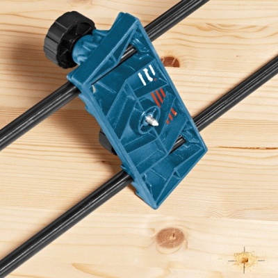 Dispositivo azul de precisão sobre varas negras e madeira clara