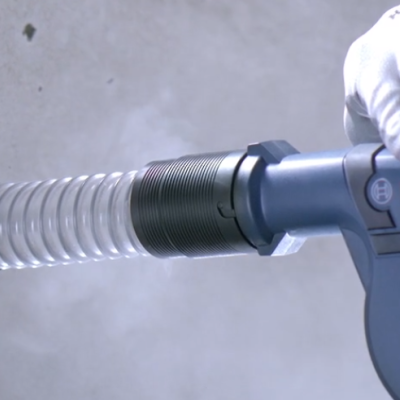 Máquina Bosch Professional com tubo transparente usada numa parede