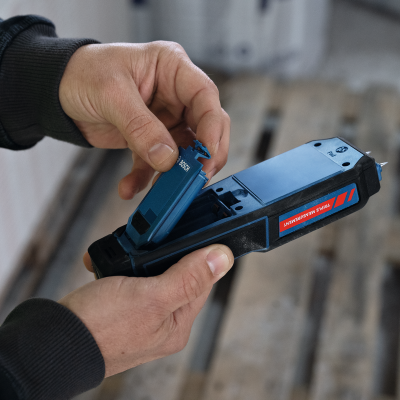 Dispositivo de medição a laser da Bosch sendo segurado por uma pessoa