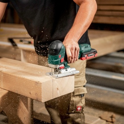 Serra tico-tico a cortar madeira clara em oficina