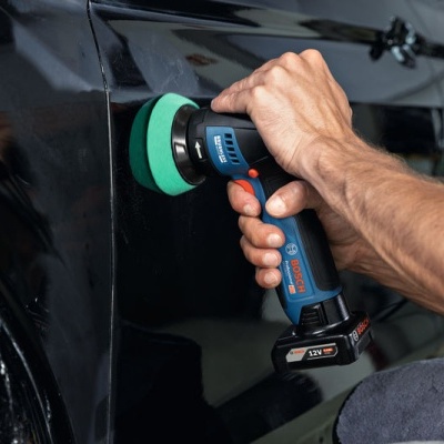 Polidor elétrico Bosch a polir carro preto