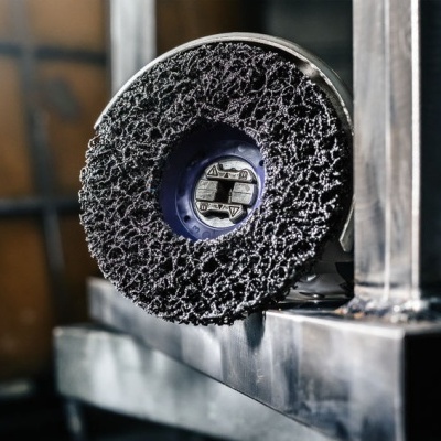 Disc abrasivo preto montado em máquina metálica