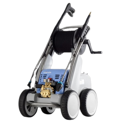 Máquina de alta pressão com mangueira e pistola em fundo branco