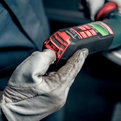 Máquina de polir elétrica preta e vermelha com luva de couro branca