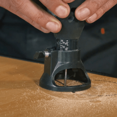 Ferramenta elétrica a cortar círculo em madeira clara