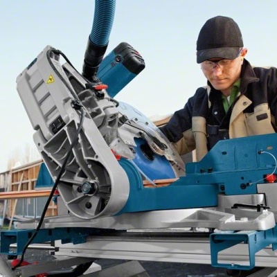 Serra de corte elétrica azul e cinza com lâmina circular em ambiente de construção