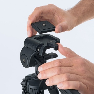 Suporte de tripé preto com placa removível nas mãos