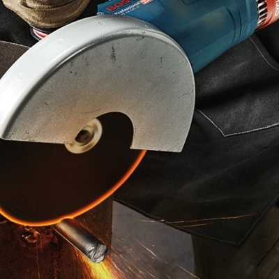 Rebarbadora elétrica azul com disco laranja a cortar tubo metálico