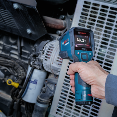 Termómetro infravermelho BOSCH azul e preto a medir a temperatura de um motor
