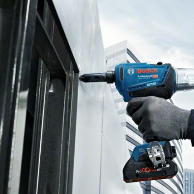 Parafusadeira Bosch a trabalhar numa estrutura metálica preta