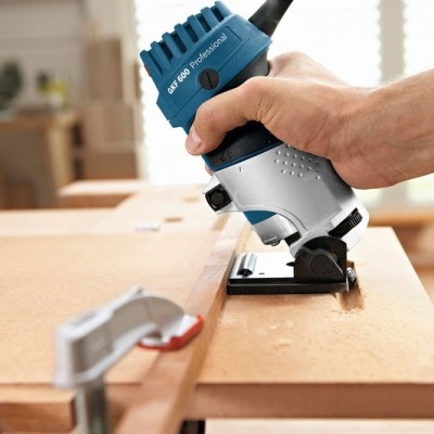 Ferramenta elétrica de corte GST 150 CE Professional sobre madeira clara em ambiente interior
