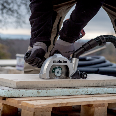 Máquina Metabo a cortar placas sobre palete
