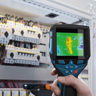Câmara termográfica a mostrar imagem térmica diante de painel elétrico