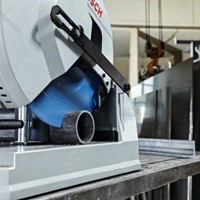 Serra de esquadria BOSCH com disco azul numa bancada metálica industrial