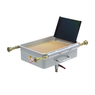 Grelhador de chapa esmaltada cinza com grelha retangular e válvula vermelha