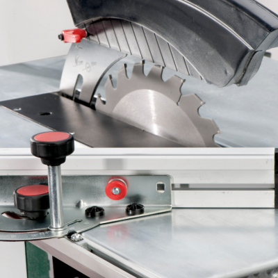 Mesa de serra circular metálica com lâmina afiada e botões vermelhos