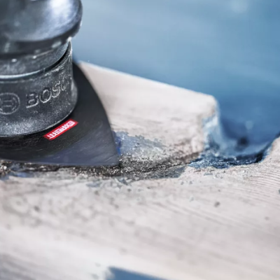 Máquina de lixagem BOSCH a lixar madeira clara