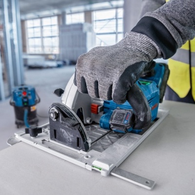 Serra circular azul a ser usada em construção