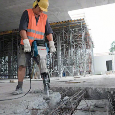 Operário a usar martelo demolidor Bosch numa construção