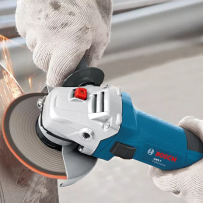Esmerilhadora angular Bosch azul e cinza usada para cortar metal com luvas brancas