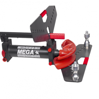 Ferramenta preta e vermelha com etiqueta MEGA e parafusos prateados