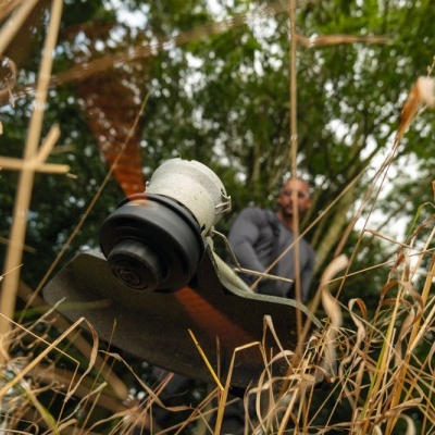 Assento de avião cinza vintage com cinto em natureza