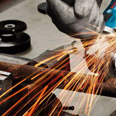 Rebarbadora elétrica azul cortando tubo metálico com faíscas