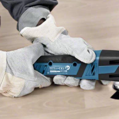 Ferramenta elétrica para corte ou lixamento a ser usada em madeira clara