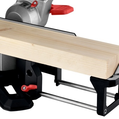 Serra elétrica cortando pedaço de madeira clara