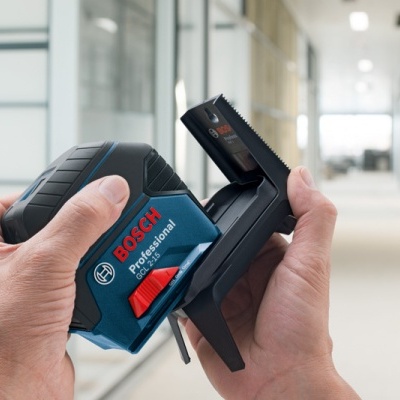 Ferramenta Bosch Professional azul e preta segurada por duas mãos.