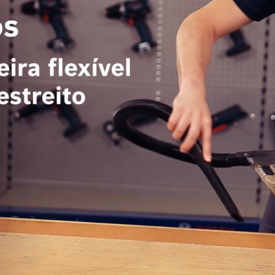 Ferramenta portátil Bosch com tubo flexível numa bancada de madeira