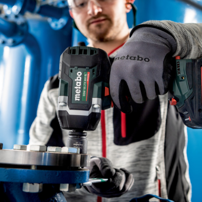 Parafusadora Metabo a ser usada por trabalhador com luvas em ambiente industrial