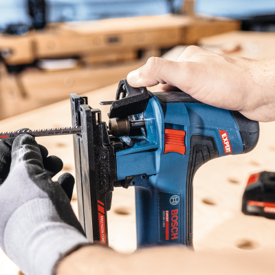 Serra tico-tico elétrica Bosch azul e preto com lâmina e punho