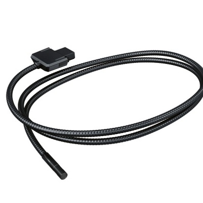 Cabo preto com textura trançada e conectores em ambas as extremidades.