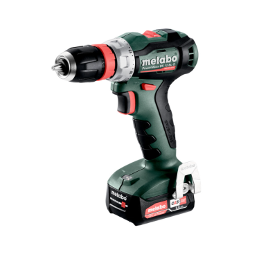 Parafusadora sem fio Metabo verde, preta e vermelha com bateria e etiquetas visíveis