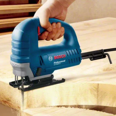 Serra de recortes elétrica azul Bosch Professional a cortar madeira