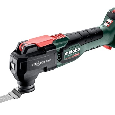 Ferramenta multifuncional Metabo verde e preta com acessório metálico para corte