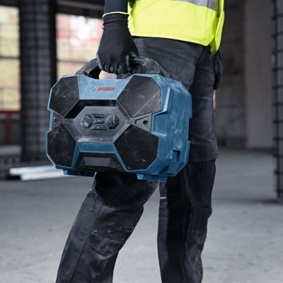 Rádio portátil Bosch azul escuro e preto numa obra