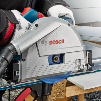 Serra circular Bosch a cortar madeira branca numa oficina.