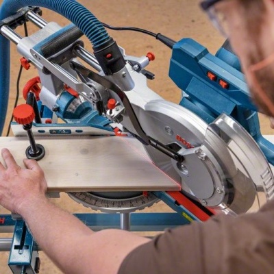 Serra de esquadria Bosch a cortar madeira numa bancada